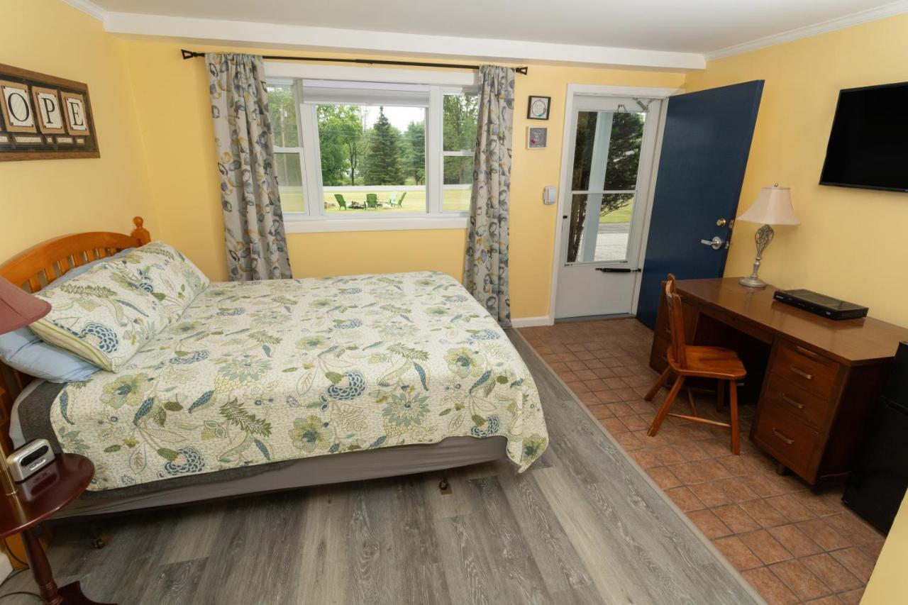 Governor's Rock Motel Shaftsbury Exteriör bild